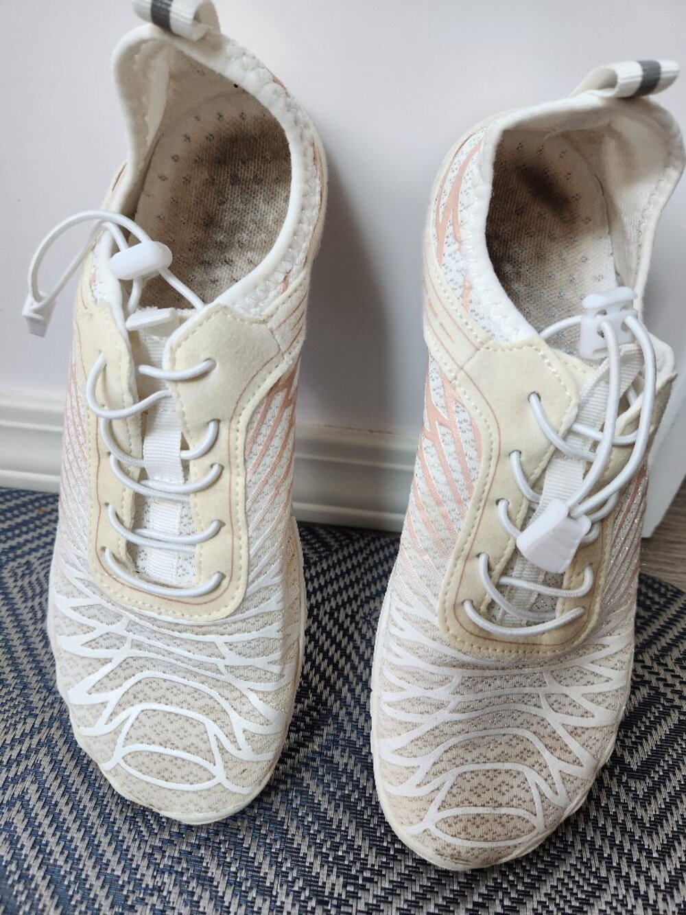 Barefoot style walking shoes